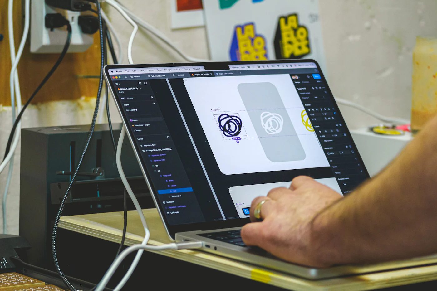 Laptop en la que se trabaja un logotipo dentro de una herramienta de diseño.
